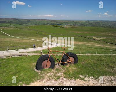Greenhow, North Yorkshire, Großbritannien - 20. Mai 2023: Skulptur eines Riesenrads am Coldstones Cut. Errichtet zum Gedenken an die Tour de France Grand Abfahrt Visi Stockfoto