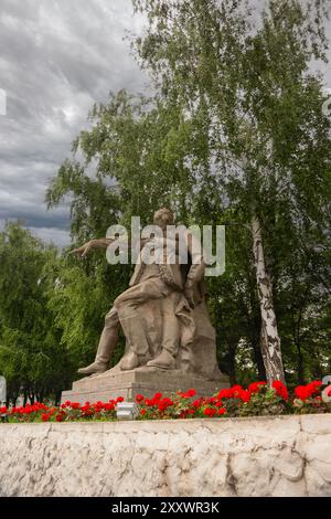 Russland, Wolgograd – 1. Juni 2024: Statuettenkommandant auf Mamajew Kurgan zu Ehren der Helden der Schlacht von Stalingrad. Gewitterwolken Stockfoto