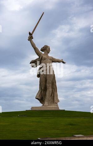 Russland, Wolgograd - 01. Juni 2024: Die Statue des Mutterlandes ruft! Denkmal-Ensemble für die Helden der Schlacht von Stalingrad. Gewitterwolken Stockfoto