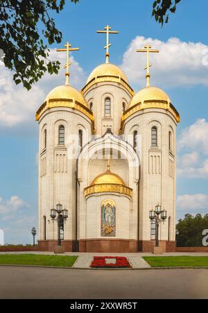 Russland, Wolgograd – 01. Juni 2024: Die orthodoxe Allerheiligste Kirche auf Mamaev Kurgan in der Nähe des Denkmalensembles der Helden der Schlacht von Stalin Stockfoto