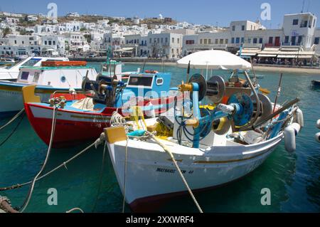 Fischerboote im alten Hafen von Mykonos, Griechenland Stockfoto