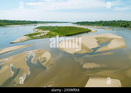 Blick von der Brücke auf den breiten Fluss. Weichsel. Sommerlandschaft. Stockfoto