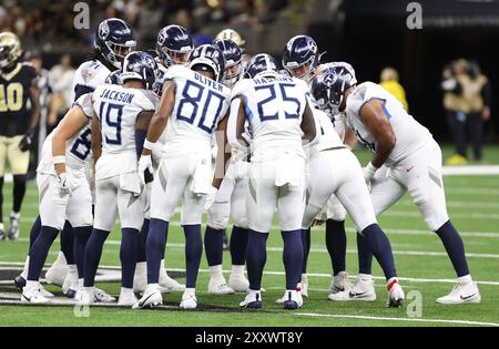 New Orleans, Usa. August 2024. Am Sonntag, den 25. August 2024 in New Orleans, Louisiana, spielt die Tennessee Titans Offense während eines Vorsaisonspiels der National Footbal League im Caesars Superdome zusammen. (Foto: Peter Forest/SipaUSA) Credit: SIPA USA/Alamy Live News Stockfoto