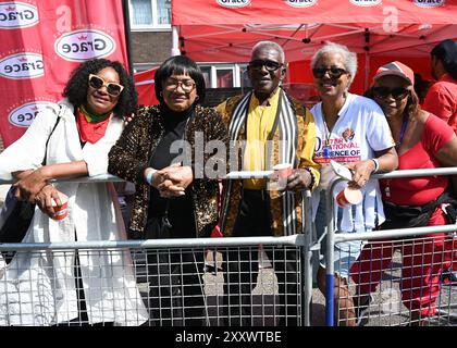 LONDON, ENGLAND: 26. August 2024: Diane Abbott Abgeordnete und Rudolph Walker sind Schauspieler in EastEnders und nehmen jedes Jahr an der spektakulären und farbenfrohen Parade beim Notting Hill Carnival 2024 Teil. Jedes Jahr komme ich zum Notting Hill Carnival und habe nie Ärger. Die Gegend um den Westbourne Park ist mein bevorzugter Ort, um die Parade zu beobachten, ohne dass dumme Leute keine Farbe haben. Speisen und Getränke sowie ein Kinderbereich befinden sich gleich um die Ecke im Westbourne Park. Vermeiden Sie laute und überfüllte Orte, wo es dumme Menschen gibt, die Drogen nehmen und zu viel Alkohol trinken in London, Großbritannien. (Foto: Siehe Li/Bild ca. Stockfoto