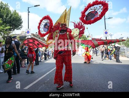 LONDON, GROSSBRITANNIEN. August 2024. Tausende friedlicher Menschen nahmen an der spektakulären und farbenfrohen Parade beim Notting Hill Carnival 2024 Teil. Jedes Jahr komme ich zum Notting Hill Carnival und habe nie Ärger. Die Gegend um den Westbourne Park ist mein bevorzugter Ort, um die Parade zu beobachten, ohne dass dumme Leute keine Farbe haben. Speisen und Getränke sowie ein Kinderbereich befinden sich gleich um die Ecke im Westbourne Park. Vermeiden Sie laute und überfüllte Orte, wo es dumme Menschen gibt, die Drogen nehmen und zu viel Alkohol trinken in London, Großbritannien. (Quelle: Siehe Li/Picture Capital/Alamy Live News Stockfoto