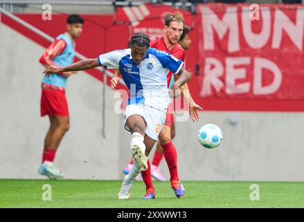 München, Deutschland. August 2024. Leon GORETZKA, FCB 8 tritt um Ball, Tackling, Duell, Header, zweikampf, Action, Kampf gegen Evans Maurin, Grasshoppers Zuerich 20 beim Freundschaftsspiel FC BAYERN München - GRASHOPPERS Zuerich 4-0 am 20. August 2024 in München Saison 2024/2025, FCB, Fotograf: ddp Images/STAR-Images Credit: ddp Media GmbH/Alamy Live News Stockfoto