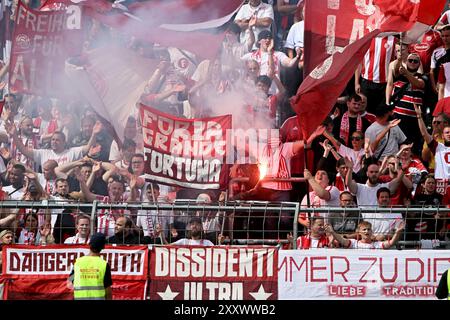 Ulm, Deutschland. August 2024. Fussball; Spieltag 03; 2. Bundesliga; Saison 2024/2025; SSV Ulm 1846 gegen Fortuna Düsseldorf am 25.08.2024 in Ulm UBz: Düsseldorfer Zuschauer zünden Pyrotechnik. Quelle: dpa/Alamy Live News Stockfoto