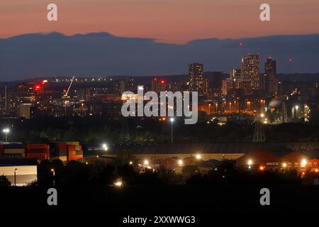 Ein Fernblick auf das Stadtzentrum von Leeds bei Nacht Stockfoto