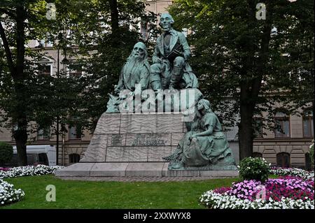 Das Foto zeigt eine detaillierte Bronzestatue von Elias Lönnrot, dem Autor des finnischen Nationalepos Kalevala. Das Denkmal, in einem ruhigen Park mit Stockfoto