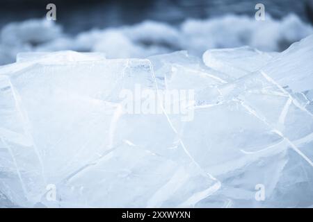 Eissplitter mit Rissen, Makrofoto mit selektivem Weichfokus und unscharfem blauem Hintergrund Stockfoto