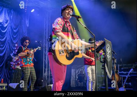 Die Bar-Steward Sons of Val Doonican beim Beautiful Days Festival 2024 Stockfoto