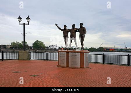 Statue der berühmten Figuren der walisischen Rugby League, Cardiff Bay. Aufgenommen 2024 Stockfoto