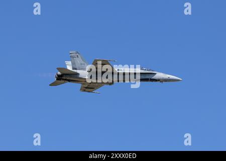 RCAF McDonnell Douglas CF-188 Hornet fliegt am 19. Juli 2024 im RAF Fairford, Gloucestershire, Großbritannien Stockfoto