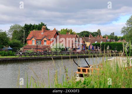 Das Black Horse Public House am Ufer des Kennet- und Avon-Kanals, Devizes, Wiltshire, West Country, England, UK. Vom Juni 2024. Sommer Stockfoto