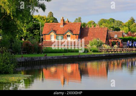 Das Black Horse Public House am Ufer des Kennet- und Avon-Kanals, Devizes, Wiltshire, West Country, England, UK. Vom Juni 2024. Sommer Stockfoto