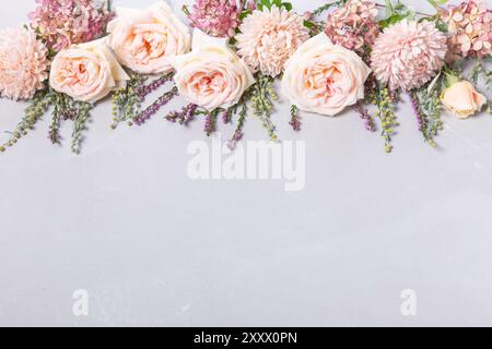 Herbst kreative Komposition Rosen, Astern Korallenblumen auf grauem Hintergrund. Herbst, Herbsthochzeit Hintergrund. Flach, Draufsicht, Kopierraum. Stockfoto