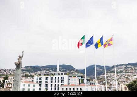 Blick auf die Statue über dem Platz Praca da Autonomia, wo die Flüsse Santa Luzia und Joao Gomes aufeinander treffen und in das Meer fließen. Foto am 31. Juli Stockfoto