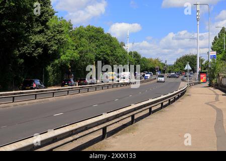 WESTERN Avenue in Gabalfa. A 48 zweispurig. Vom August 2024. Sommer Stockfoto