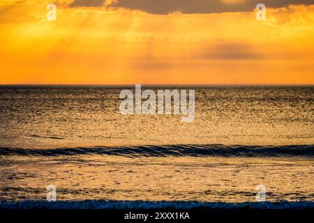Sonnenuntergang über dem Meer in Whitesands Bay in Pembrokeshire, West Wales, Großbritannien Stockfoto