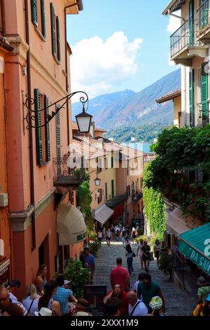 Bellagio am Comer See, Italien - 4. September 2022 - Alley und Geschäfte, die Stadt ist berühmt für ein beliebtes Luxusresort, Küste und Seeufer. Stockfoto