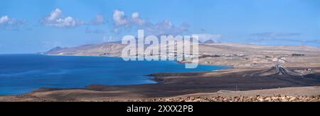 Fuerteventura - Panorama der Costa Calma mit Küste, Sandwüste und Autobahn FV-2 Stockfoto