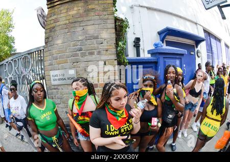 London, Großbritannien. August 2024. Kinder und ihre Familien haben eine der größten jährlichen Straßenfeste der Welt erlebt, indem sie an einer eigenen Parade teilgenommen haben. Rund eine Million Menschen nahmen an dem diesjährigen Notting Hill Carnival Teil. Die Party begann am Samstagabend mit Stahltrommeln, vor dem Kinder- und Familientag am Sonntag und dann am Montag mit Erwachsenen. Die Feier des karibischen Erbes, der Kunst und der Kultur, die am Montag in einer riesigen Mas-Parade gipfelt, findet seit mehr als 50 Jahren statt. Quelle: Kingsley Davis/Alamy Live News Stockfoto