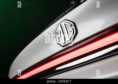 Vinnitsa, Ukraine – 03. Februar 2024: Nahaufnahme des MG Marvel R-Logos mit dem ikonischen Emblem der Marke auf dem elektrischen SUV Stockfoto