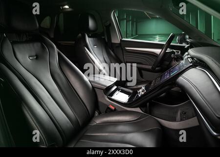 Vinnitsa, Ukraine - 03. Februar 2024: Luxuriöser elektrischer SUV-Innenraum des MG Marvel R mit fortschrittlichem Touchscreen und modernem Design Stockfoto