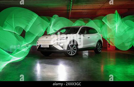 Vinnitsa, Ukraine - 03. Februar 2024: Elektrischer MG Marvel R SUV mit schlankem Design und fortschrittlicher Technologie, redaktionelles Foto Stockfoto