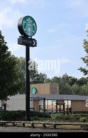 Starbucks fahren durch und schildern und Bäume im Hintergrund in radcliffe Greater manchester uk Stockfoto