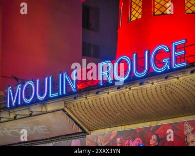 08 26 2024 - Paris, Frankreich. Moulin rouge beleuchtete Eingangsschilder bei Nacht. Stockfoto