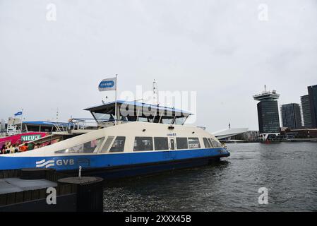 Amsterdam, Niederlande. Juli 2024. Einer der Shuttles auf dem Fluss IJ in Amsterdam. Hochwertige Fotos Stockfoto