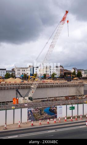 Stockton on Tees, Großbritannien. August 2024. Die Bauarbeiten im Stadtzentrum begannen nach Abschluss der Abrissarbeiten im Rahmen der Pläne des Councils, die High Street zum Fluss zu öffnen und einen NHS Health Hub zu umfassen. David Dixon / Alamy Stockfoto