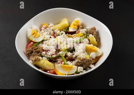 Frischer Salat - Tomaten, Eier, Fetakäse und Paprika. Griechischer Salat mit Olivenöl. Stockfoto