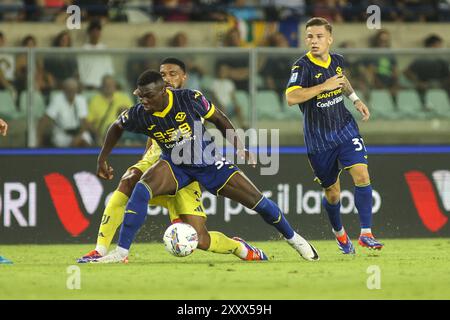 Gleison Bremer von Juventus FC kämpfte um den Ball mit Daniel Mosquera von Hellas Verona FC beim Spiel Hellas Verona FC gegen Juventus FC, 2Â° Serie A Enilive 2024-25 im Marcantonio Bentegodi Stadion in Verona (VR), Italien, am 26. August 2024. Stockfoto