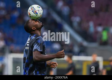 Marcus Thuram vom FC Internazionale wärmt sich während des Fußballspiels der Serie A 2024/25 zwischen dem FC Internazionale und US Lecce am 24. August 2024 im Giuseppe Meazza Stadium in Mailand auf Stockfoto