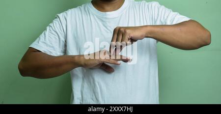 Männliche Hände, die das Wort Leben und Frau in Gebärdensprache zeigen, Handgeste von Menschen mit Hörstörungen Stockfoto