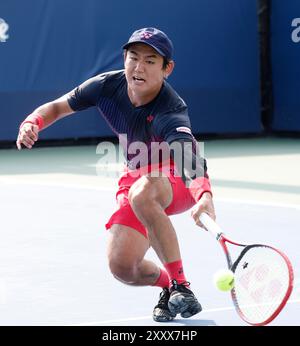 Flushing Meadow, United, Sagte. August 2024. Yoshihito Nishioka aus Japan kehrt in der ersten Runde der US Open Tennis Championships 2024 im USTA Billie Jean King National Tennis Center am Samstag, den 26. August 2024 in New York City einen Ball zurück. Foto: John Angelillo/UPI Credit: UPI/Alamy Live News Stockfoto