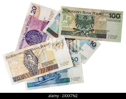 Polnische Banknoten verstreut auf weißem Hintergrund. 10, 20, 50, 100 und 200 Zloty. Stockfoto