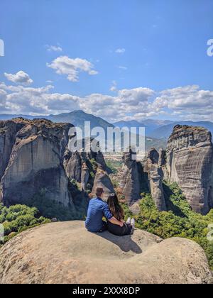 Atemberaubender Blick auf die Meteora-Klöster, die auf den hohen Felsformationen in Griechenland thronen Stockfoto