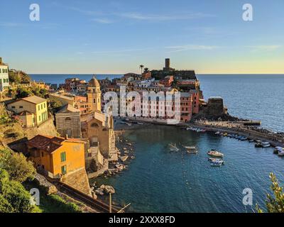 Malerischer Blick auf Cinque Terre, Italien, mit farbenfrohen Häusern entlang der Küste Stockfoto