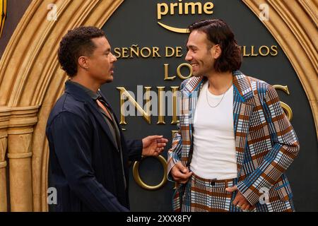 Madrid, Spanien. August 2024. Ismael Cruz Cordova (L) und Max Baldry (R) nehmen am 26. August 2024 an einem Fotogespräch für Los Anillos de Poder in Madrid Teil. (Foto: Hazhard Espinoza Vallejos/NurPhoto) Credit: NurPhoto SRL/Alamy Live News Stockfoto