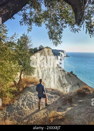 Atemberaubende Aussicht auf die zerklüftete Küste und das türkisfarbene Wasser von Korfu, Griechenland. Stockfoto