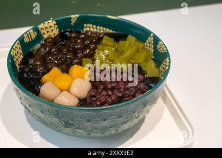 Taiwanesisches Dessert aus Grasgelee mit Taro-Bällchen, roten Bohnen und Teegelee Stockfoto