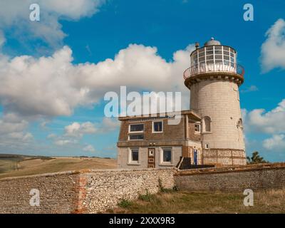 Seaford - Eastbourne - Großbritannien - 2024.08.25: Ruhiger Blick auf eine Landschaft mit Belle Tout Lighthouse Stockfoto