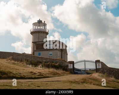 Seaford - Eastbourne - Großbritannien - 2024.08.25: Ruhiger Blick auf eine Landschaft mit Belle Tout Lighthouse Stockfoto