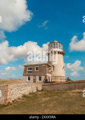 Seaford - Eastbourne - Großbritannien - 2024.08.25: Ruhiger Blick auf eine Landschaft mit Belle Tout Lighthouse Stockfoto