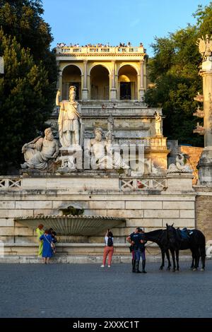 Der „Fontana della DEA Roma“ [der Brunnen der Roma, die Göttin von Rom“], Piazza del Popolo in Rom, Italien. Stockfoto