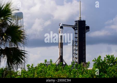 Merritt Island, Florida, USA. August 2024. Ein SpaceX-Dragon-Raumschiff sitzt auf einer Falcon-9-Rakete auf dem Startkomplex 39A des Kennedy Space Center der NASA vor dem geplanten Start der Polaris Dawn am 26. August 2024 auf Merritt Island, Florida. Die Polaris Dawn-Crew wird fünf Tage im Orbit an Bord des Dragon-Raumschiffs verbringen, um die höchste Erdumlaufhöhe zu erreichen, weiter als alle Astronauten seit Apollo 17 geflogen sind. Quelle: ZUMA Press, Inc./Alamy Live News Stockfoto