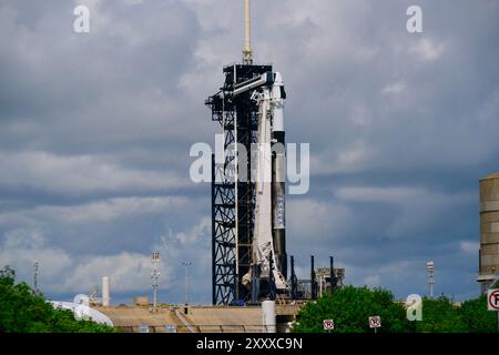 Merritt Island, Florida, USA. August 2024. Ein SpaceX-Dragon-Raumschiff sitzt auf einer Falcon-9-Rakete auf dem Startkomplex 39A des Kennedy Space Center der NASA vor dem geplanten Start der Polaris Dawn am 26. August 2024 auf Merritt Island, Florida. Die Polaris Dawn-Crew wird fünf Tage im Orbit an Bord des Dragon-Raumschiffs verbringen, um die höchste Erdumlaufhöhe zu erreichen, weiter als alle Astronauten seit Apollo 17 geflogen sind. Quelle: ZUMA Press, Inc./Alamy Live News Stockfoto